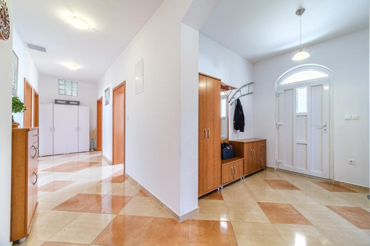 Guest House Barbara Nerezisca Экстерьер фото